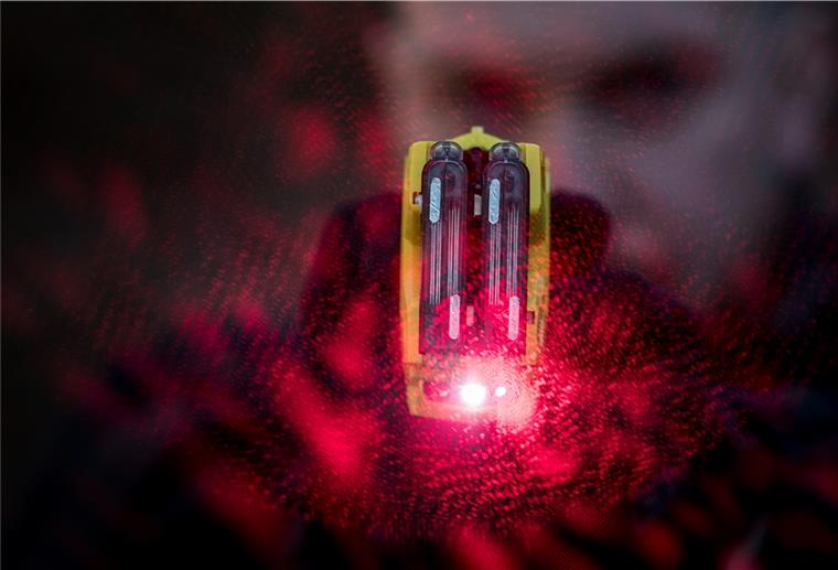 Der Elektroschocker, auch Taser genannt, wurde bei der Polizei in Bremerhaven erfolgreich getestet. Aber die Regierungsfraktionen sind zerstritten. Eine landesweite Einführung wird es nicht geben. Foto: Roessler/dpa