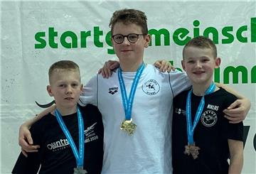 Der Elsdorfer Schwimmer Tillmann Lau vom TuS Rotenburg (Mitte) sicherte sich vor Diego Dekker aus Oldenburg (links) und Niklas Meyer vom Weyher SV über 1500 Meter Freistil den niedersächsischen Meistertitel des Jahrgangs 2007.