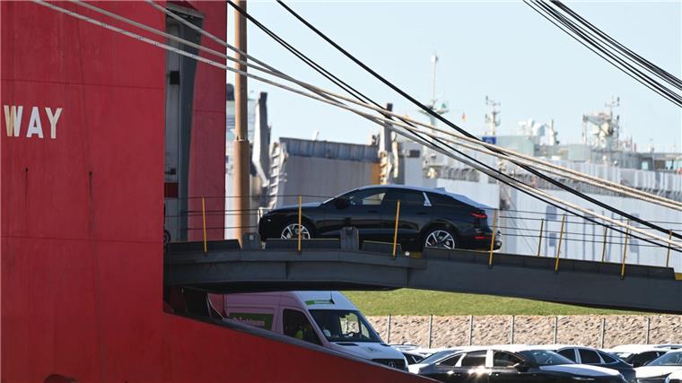 Der Emder Seehafen hofft, dass die neuen Zölle in den USA auf Auto-Importe den Umschlag nicht zu sehr drücken werden. 