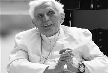  Der emeritierte Papst Benedikt XVI. kommt am Flughafen München zu seinem Flugzeug. 