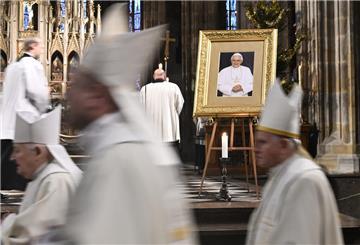  Ein Foto des verstorbenen Papstes Benedikt XVI. steht in der St. Veitskathedrale in Prag. 