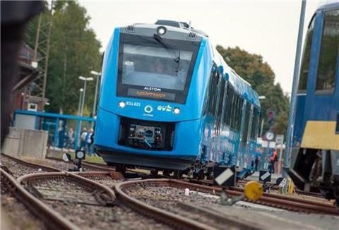 Der emissionsfreie Wasserstoffzug ist auf der Strecke von Bremervörde über Bremerhaven nach Cuxhaven unterwegs. Bis Ende 2021 soll auf der rund 100 Kilometer langen Strecke die Dieselzugflotte durch 14 Wasserstoffzüge ersetzt werden.