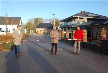 Der Endausbau der Klaus-Müller-Straße im Baugebiet Klippkanne ist fertig, die Straße in Baulast der Stadt übergeben. Bürgermeister Michael Kurz (Mitte) durchschnitt im Beisein von Jochen Tiesler (Baufirma, links) und Dirk Brüers (Wohnungsbau) offiziell das Band.