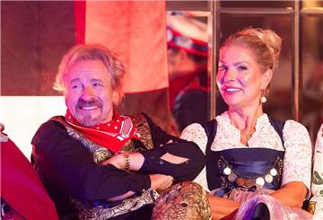 Der Entertainer Thomas Gottschalk und seine Lebensgefährtin Karina Mroß haben ein Haus in Bayern gekauft (Archivbild).