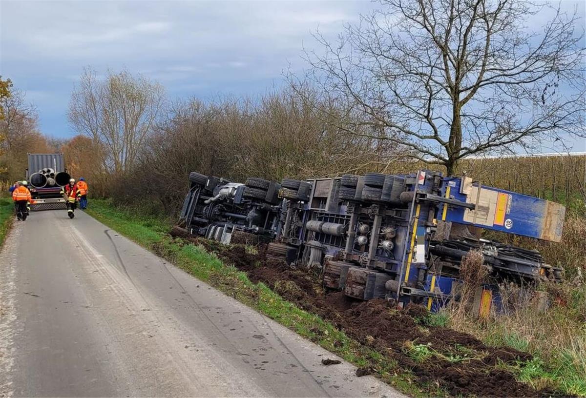 Tieflader mit Bohrgerät umgestürzt: Schaden in Höhe von Zehntausenden Euro Unfallfoto