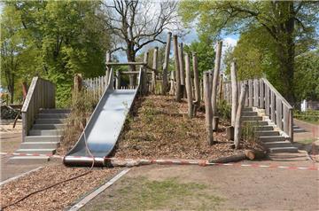 Der Erdhügel auf dem Schulhof der Sittenser Grundschule war über Monate hin gesperrt. Der Bauhof hat ihn nun umgestaltet und die Jungen und Mädchen können ihn wieder entern.