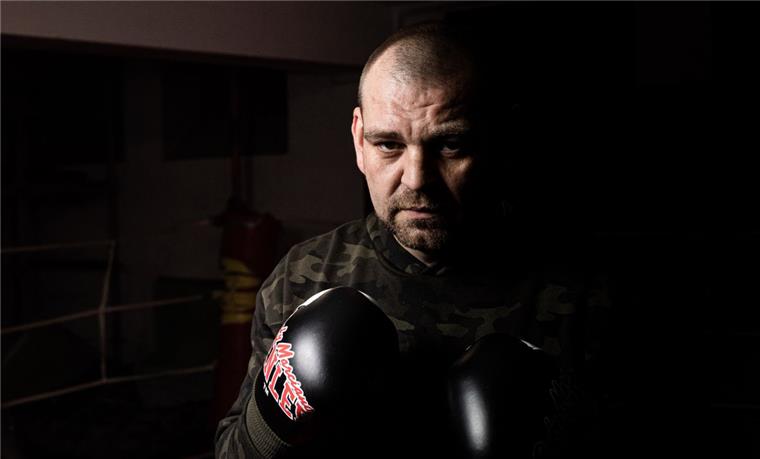 Der ernste  Blick ist ein Beleg dafür: Eugen Buchmüller denkt schon an seinen nächsten Kampf. Bremerhavens Profi-Boxer steigt am Samstag in Dorsten wieder in den Ring.