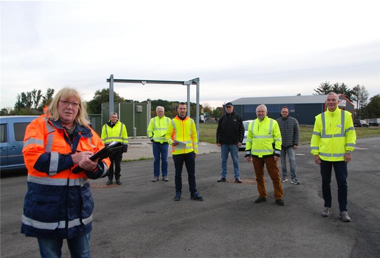 Der erste Bauabschnitt des Gewerbegebiets West ist fertig und offiziell abgenommen: Auch Heike Schwartau, Projektleiterin der Firma Sweco aus Schiffdorf, Vertreter des Wasserverbandes und der Stadt Geestland sind zufrieden mit dem Ergebnis.