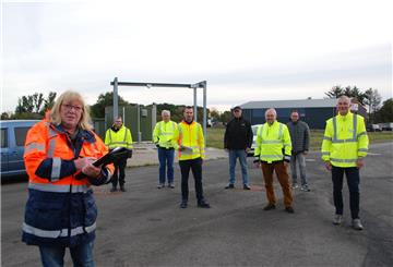 Der erste Bauabschnitt des Gewerbegebiets West ist fertig und offiziell abgenommen: Auch Heike Schwartau, Projektleiterin der Firma Sweco aus Schiffdorf, Vertreter des Wasserverbandes und der Stadt Geestland sind zufrieden mit dem Ergebnis.