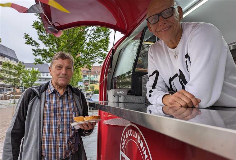 Der erste Kunde ist Heino Saltner und kommt aus Brillit (bei Bremervörde) an Frank Dreyers knallroten „Portcity No.1“ auf dem Wochenmarkt.