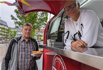 Der erste Kunde ist Heino Saltner und kommt aus Brillit (bei Bremervörde) an Frank Dreyers knallroten „Portcity No.1“ auf dem Wochenmarkt.