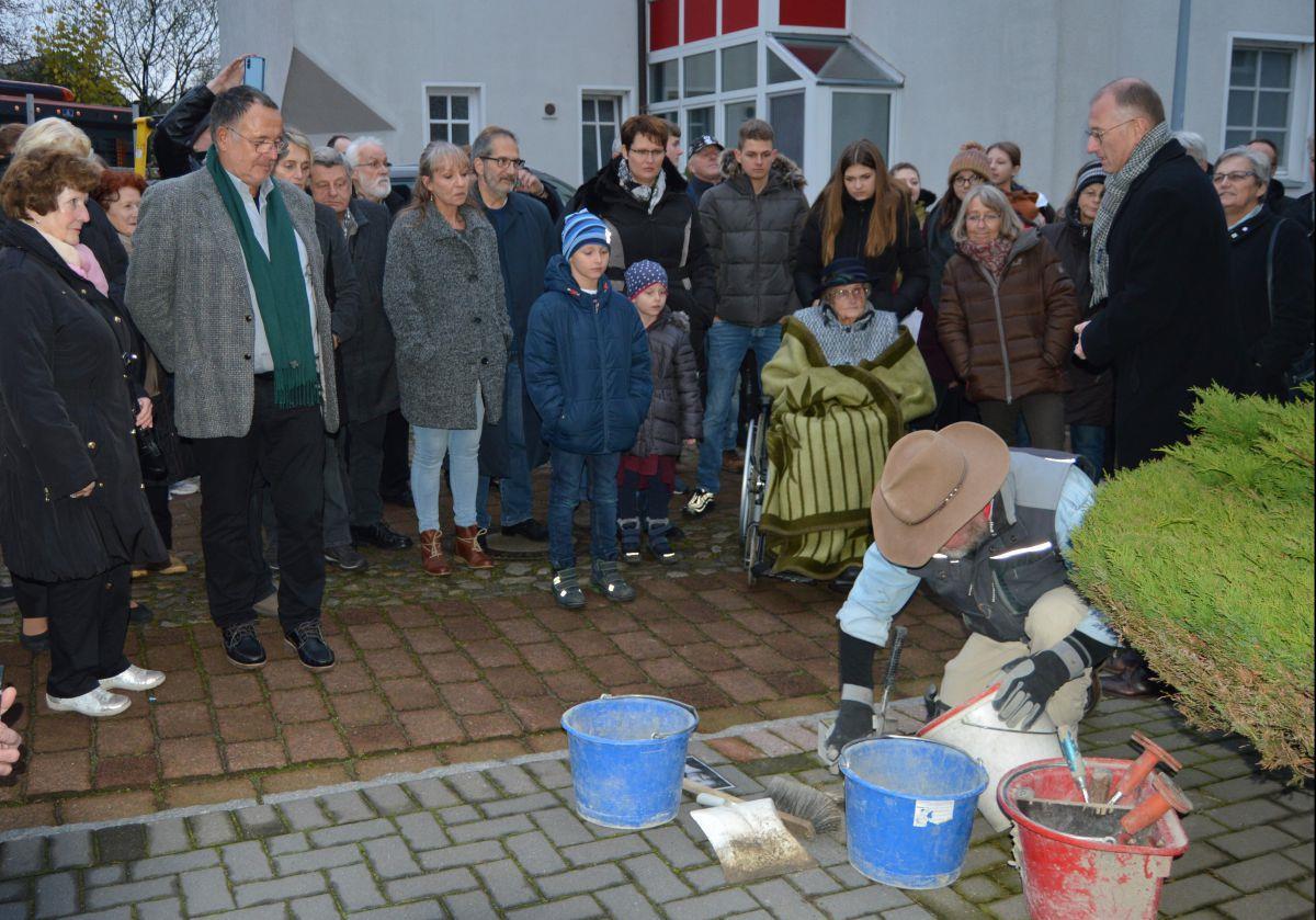 Stolpersteine gegen das Vergessen in Loxstedt verlegt Der erste Stolperstein in der Gemeinde Loxstedt wurde in der Straße "An der Kirche" von Künstler Gunter Demnig verlegt.