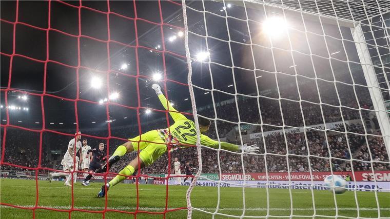 Der erste Streich: Jonathan Burkardt (schwarzes Trikot) köpft das 2:0 für Mainz.