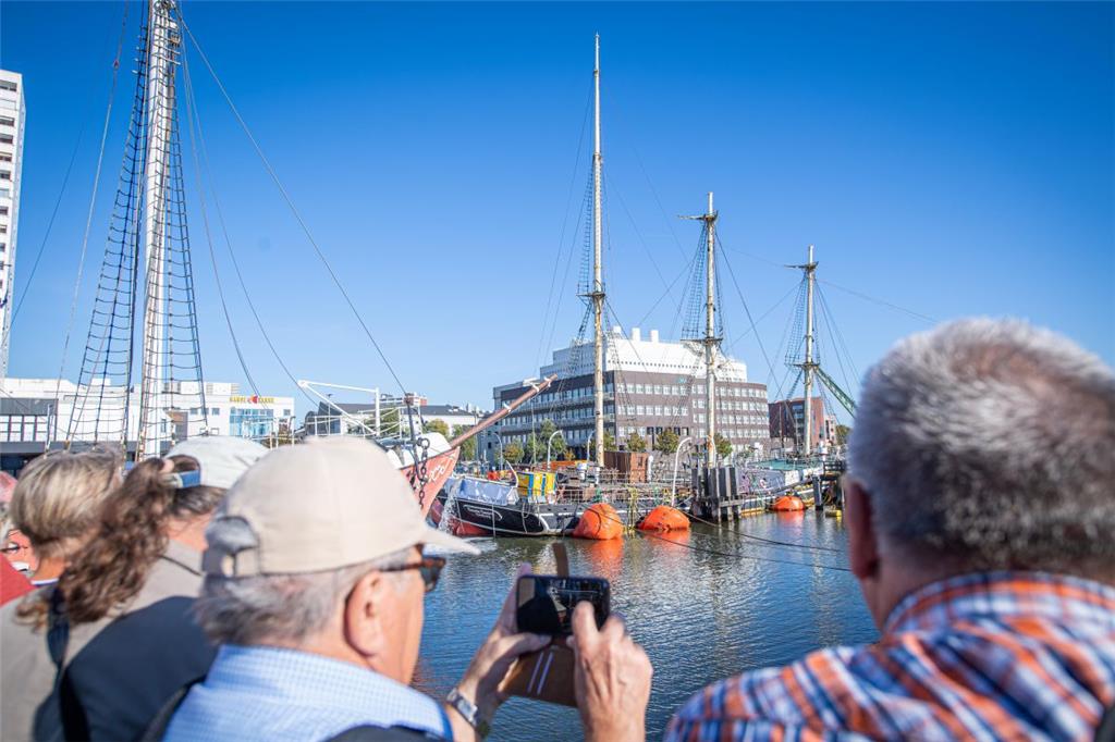 Der erste Versuch, die &quot;Seute Deern&quot; zu bergen, lockte viele Zaungäste...
