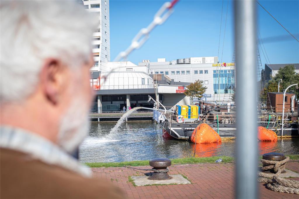 Der erste Versuch, die &quot;Seute Deern&quot; zu bergen, lockte viele Zaungäste...
