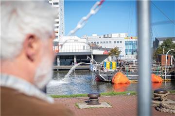 Der erste Versuch, die &quot;Seute Deern&quot; zu bergen, lockte viele Zaungäste...
