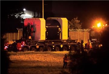 Der erste von insgesamt drei Castorbehältern wird am 27. Juni 2017 am Kernkraftwerk in Obrigheim (Baden-Württemberg) für die Verladung zu einem Transportschiff transportiert. Ob es im Landkreis Rotenburg ein Endlager geben wird, ist offen.