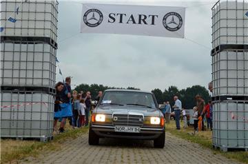 Der erste Wagen, der auf die Strecke ging, gehört Mit-Organisator Horst Heykants...