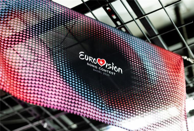 Eine Fahne mit dem offiziellen Design des Eurovision Song Contest (ESC) 2025 hängt in einem Club in Basel.