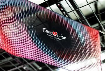 Eine Fahne mit dem offiziellen Design des Eurovision Song Contest (ESC) 2025 hängt in einem Club in Basel.
