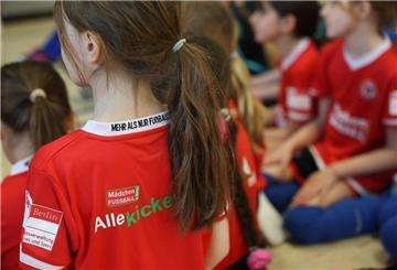 Symbolfoto: Mädchen bei Fußballtraining