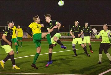 Der ESV Nordenham (schwarze Trikots) kämpfte sich mit einer sensationellen Endphase im letzten Spiel der Qualifikationsrunde noch in die Aufstiegsrunde.