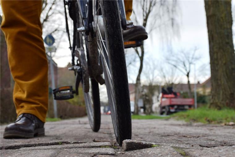 Der Etat für die Reparatur kaputter Radwege ist erhöht worden. In den Jahren 2018 und 2019 will die Stadt jeweils 250.000 Euro bereitstellen. Die Sanierung wird frühestens im zweiten Halbjahr beginnen.