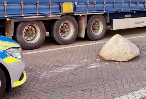 Der etwa 250 Kilogramm schwere Findling wurde bis zum Autobahnparkplatz Glindbusch mitgeschleift, 18 Kilometer vom Ursprungsort Sittensen entfernt. 