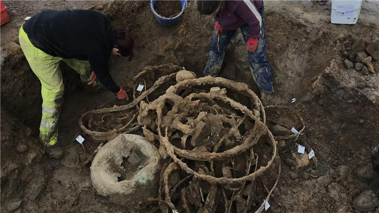 Hobby-Archäologe findet bedeutenden Schatz aus Eisenzeit Der etwas 2.000 Jahre alte Schatz umfasst mehr als 800 Objekte aus Metall, einschließlich Teile von Wagen, zeremoniellen Speeren und Kesseln.