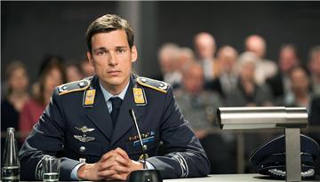 Der Eurofighter-Pilot Lars Koch (Florian David Fitz) in einer Szene des Films "Terror - Ihr Urteil". Das TV-Gerichtsdrama über den Abschuss einer von islamistischen Terroristen entführten Passagiermaschine wurde am Montag in der ARD ausgestrahlt.