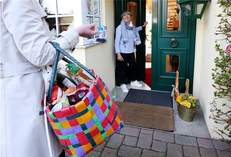 Der evangelisch-lutherische Kirchenkreis Bremerhaven sorgt dafür, dass hilfebedürftigen Senioren Einkäufe nach Hause gebracht werden.