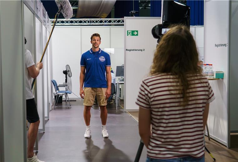 Der Ex-Profi-Basketballer der Eisbären Bremerhaven, Jan Lipke, hat sich an der Impfkampagne der Stadt Bremerhaven beteiligt.