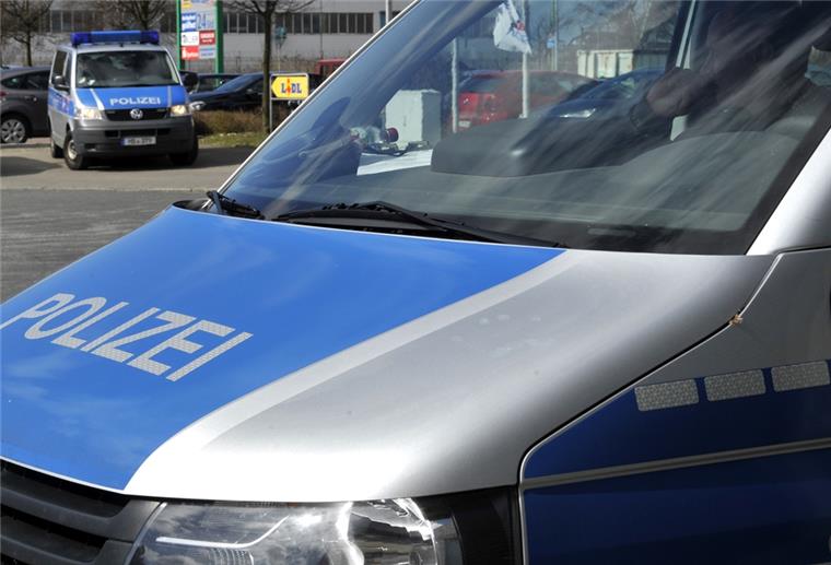 Der Exhibitionist flüchtete vom Baggersee, als die Mädchen die Polizei anriefen. Jetzt werden Zeugen gesucht. Symbolbild