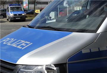 Der Exhibitionist flüchtete vom Baggersee, als die Mädchen die Polizei anriefen. Jetzt werden Zeugen gesucht. Symbolbild