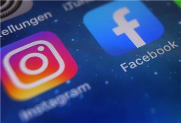  Auf dem Bildschirm eines Smartphones sind die Icons von Instagram, Facebook und WhatsApp zu sehen. 
