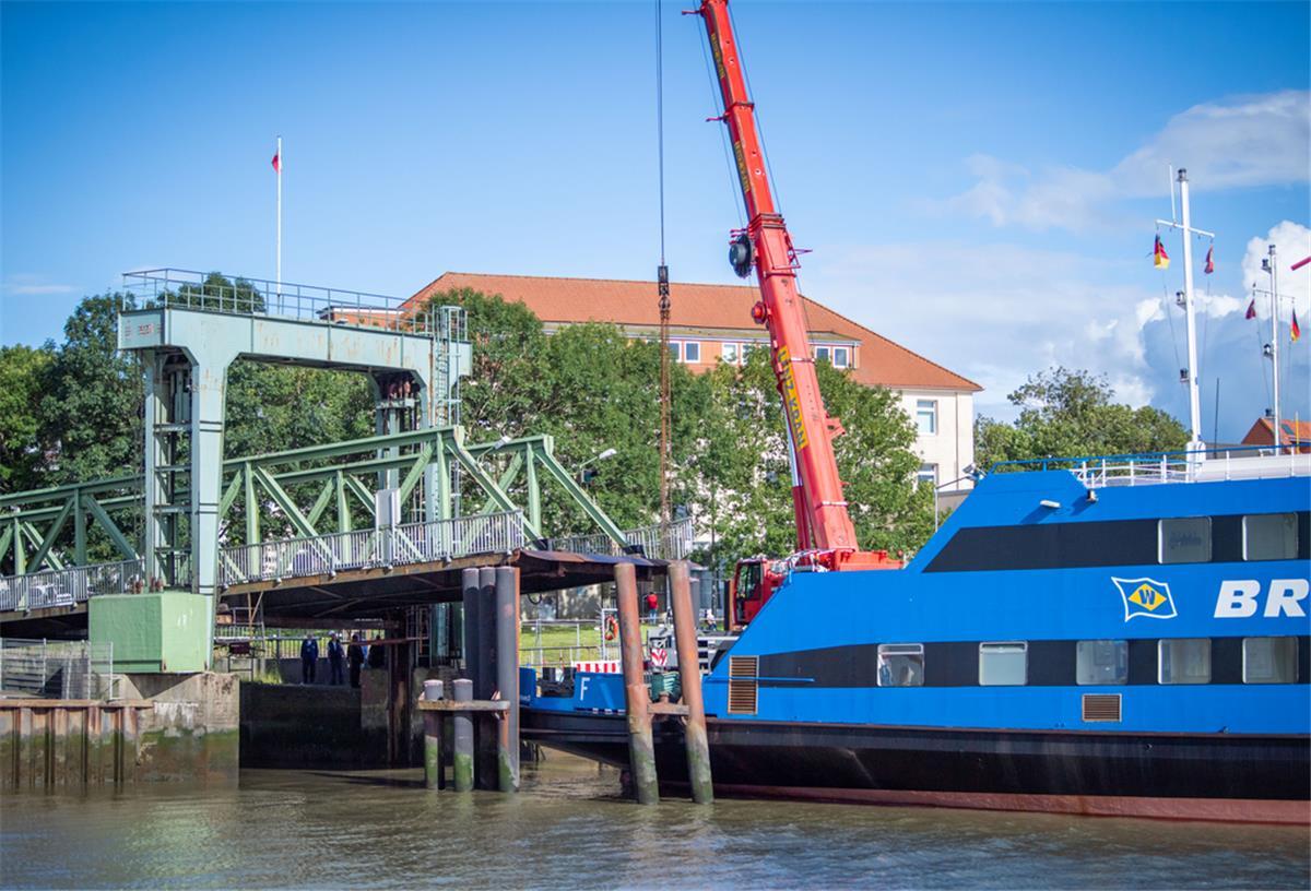 Weserfähre Bremerhaven: Reparatur des Anlegers hat begonnen Der Fähranleger in Bremerhaven ist am Freitagmittag zur Seite weggekippt. Für die Reperaturarbeiten wurde ein Autokran auf der Fähre eingesetzt.