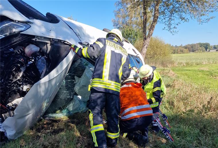 Unfall zwischen Lunestedt und Hollen mit zwei Schwerverletzten Der Fahrer des anderen Fahrzeugs konnte sich eigenständig aus seinem komplett zerstörten Auto befreien, das kopfüber im Graben gelandet war.