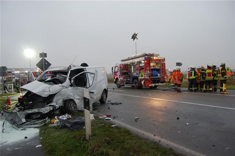 Schwerer Unfall in Brake: 17 Schulkinder verletzt - Mann in Lebensgefahr Der Fahrer des Kleintransporters, der mit dem Schulbus zusammenstieß, erlitt lebensgefährliche Verletzungen.