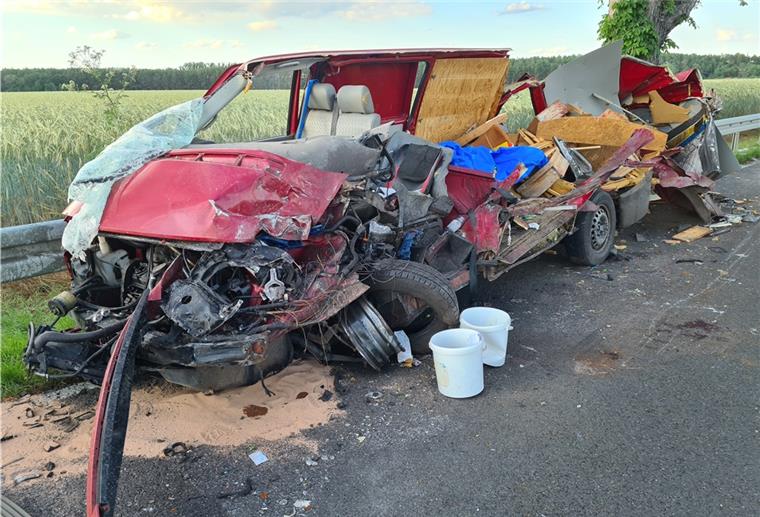 Unfall mit Reisebus aus Bremen: Ein Toter, acht Verletzte Der Fahrer des Kleintransporters kam bei dem Unfall ums Leben.