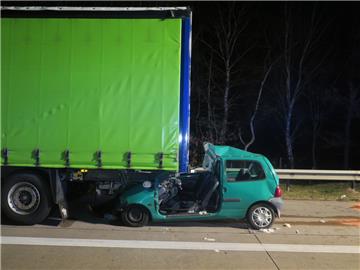 Der Fahrer des Kleinwagens wurde bei dem Unfall schwer verletzt.