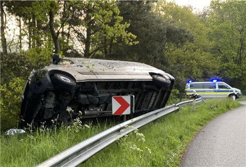 Der Fahrer des Transporters kam bei dem Unfall mit leichten Verletzungen davon. 