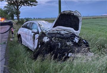 Der Fahrer dieses Autos kam nach rechts von der Straße ab und verlor die Kontrolle über den Wagen.