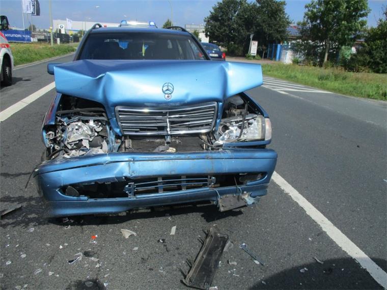 Der Fahrer dieses Mercedes fuhr fast ungebremst auf einen anderen Wagen auf. 