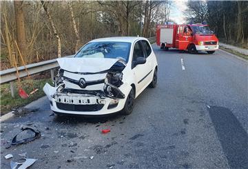 Der Fahrer dieses Renaults fuhr seinem Vordermann auf.