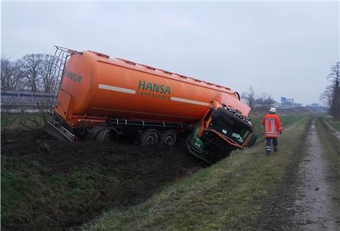 Der Fahrer dieses Sattelzuges hatte auf der Autobahn bei Elsdorf die Kontrolle über sein Fahrzeug verloren.