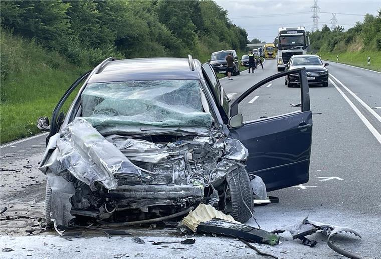 Weitere Sperrungen möglich: Mann aus Nordenham stirbt auf B212 bei Stadland