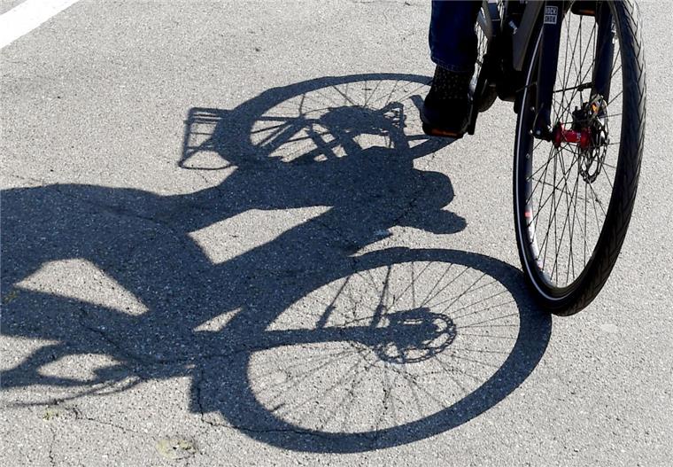 Der Fahrer eines E-Bikes ist bei einem Unfall in der Gemeinde Kirchwalsede schwer verletzt worden.