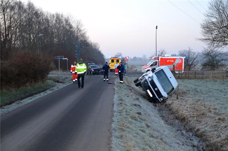 Schiffdorfderdamm: Kleinlaster landet im Wassergraben Der Fahrer eines Kleinlasters hat in Bremrhaven-Schiffdorferdamm die Vorfahrt missachtet.