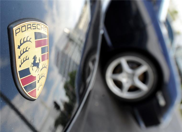 Der Fahrer eines schwarzen Porsche ist auf der A27 vom Unfallort geflüchtet. Die Polizei sucht nun Zeugen.