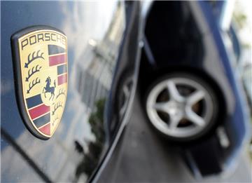Der Fahrer eines schwarzen Porsche ist auf der A27 vom Unfallort geflüchtet. Die Polizei sucht nun Zeugen.